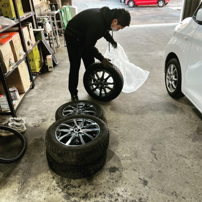 月末納車のお客様のタイヤ交換をして、綺麗に洗った銀次！！