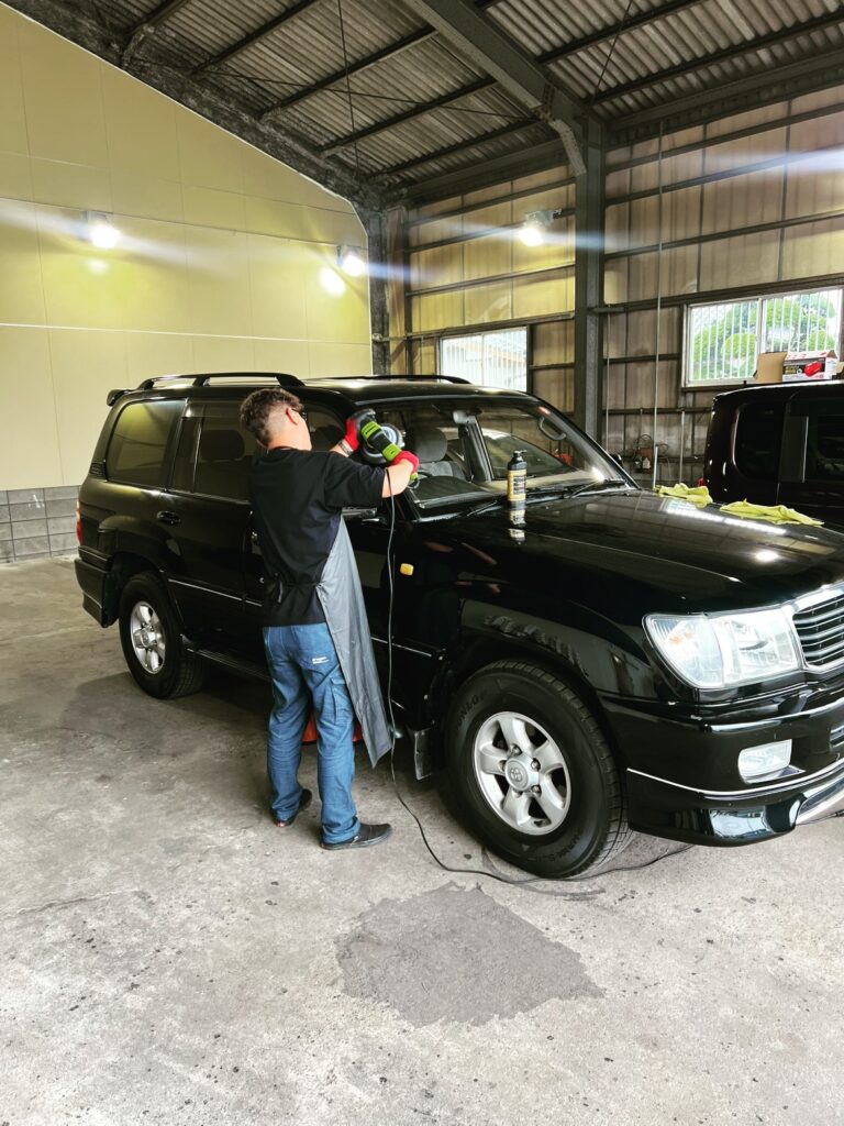 今週納車のランクルの磨きを自らやる社長！